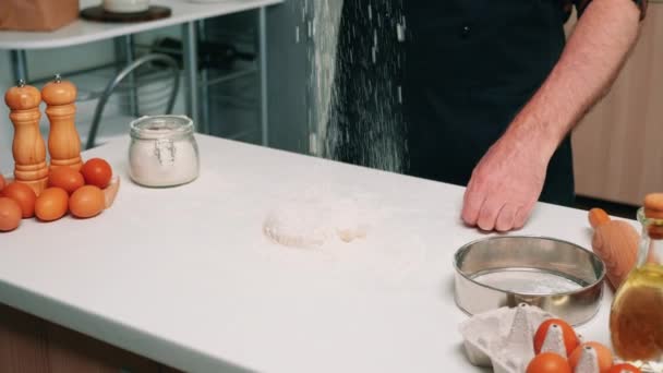 빵을 굽기 위해 반죽 위에서 밀가루를 반죽하는 모습 — 비디오