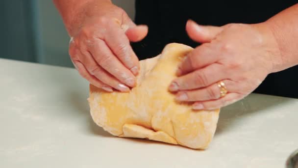 Les mains de la femme prenant un gros morceau de pâte — Video