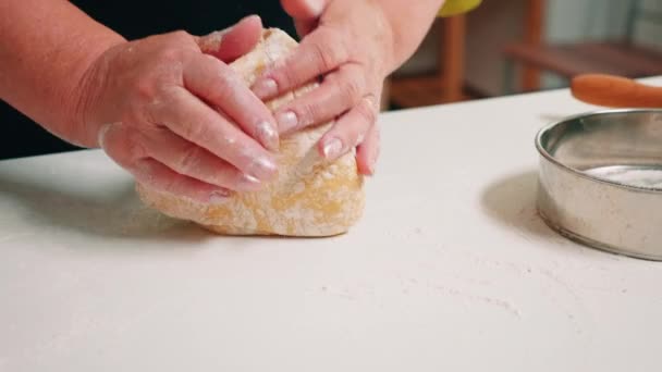 Woman hands forming loaf of bread — Stock Video