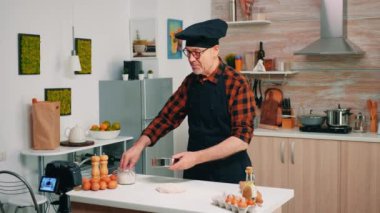 Profesyonel kameranın önünde yemek pişirmek