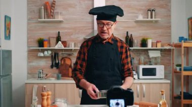 Canlı yemek pişirirken metalik elek kullanmak
