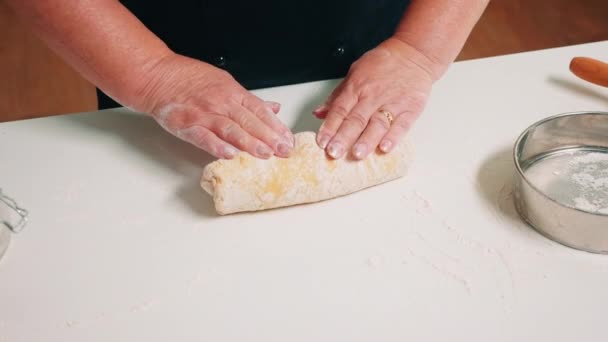 Manos de la panadería senior amasando masa — Vídeo de stock