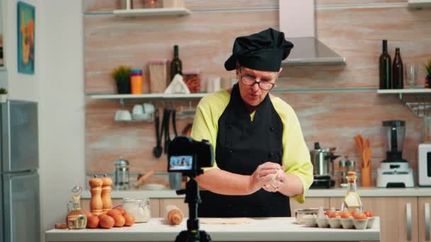 Nonna making cooking vlog — Video Stock