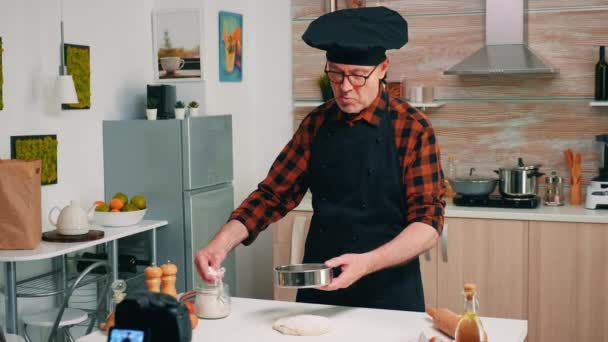 Hombre cocinando delante de la cámara — Vídeo de stock