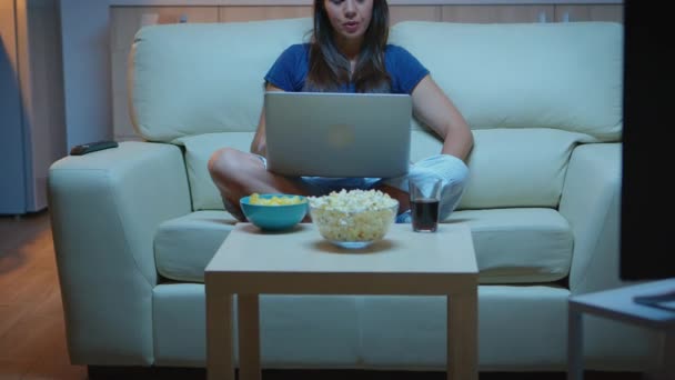 Damen med videosamtal på bärbar dator — Stockvideo