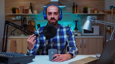 Vlog yazarı kameraya bakıyor