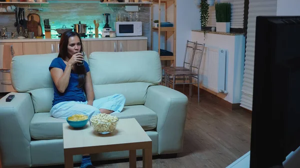 Mujer sentada en el sofá viendo la película — Foto de Stock