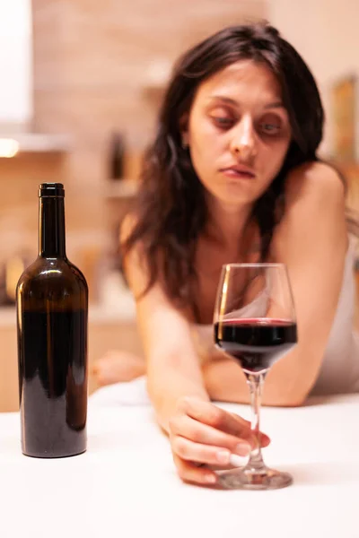 Mujer con adicción al alcohol —  Fotos de Stock