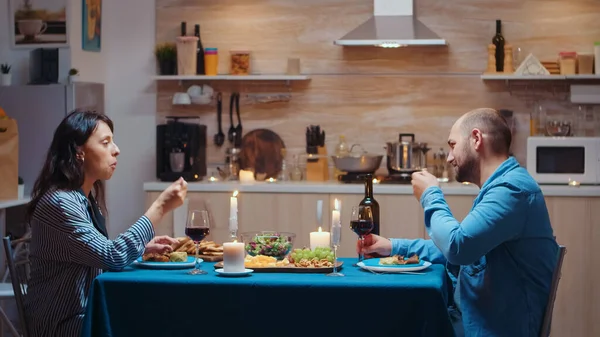 Paar beim romantischen Abendessen — Stockfoto