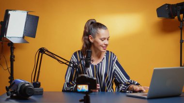 Yeni çekimin başında seyirciyi selamlıyorum.