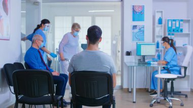 Modern klinik resepsiyonu ve bekleme alanı