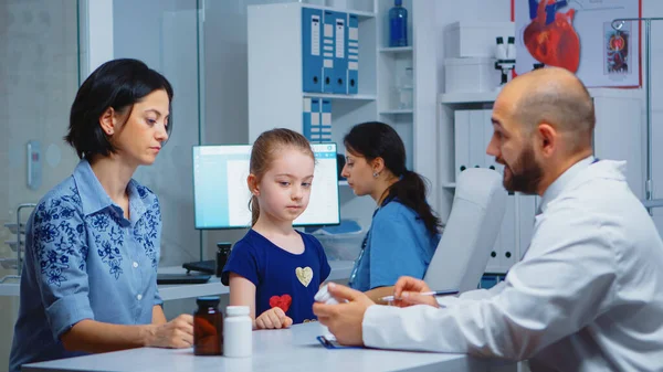 Medico scrittura diagnostica e trattamento — Foto Stock