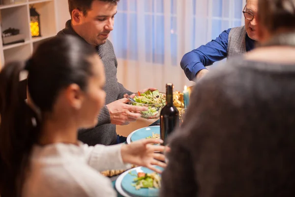 Allegro uomo a Natale cena di famiglia — Foto Stock