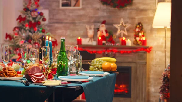 Colpo rivelatore di tavolo da pranzo per la celebrazione di Natale — Foto Stock