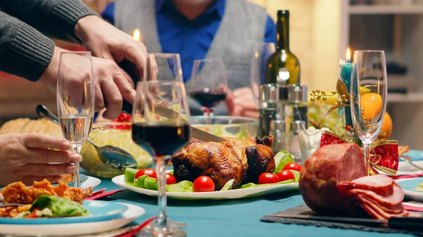 Primo piano del padre che affetta il pollo per la sua famiglia — Foto Stock