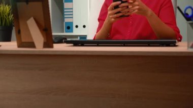 Telefon ve daktilo kullanarak.