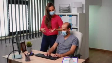 Yeni ofiste çalışan genç çalışanlar