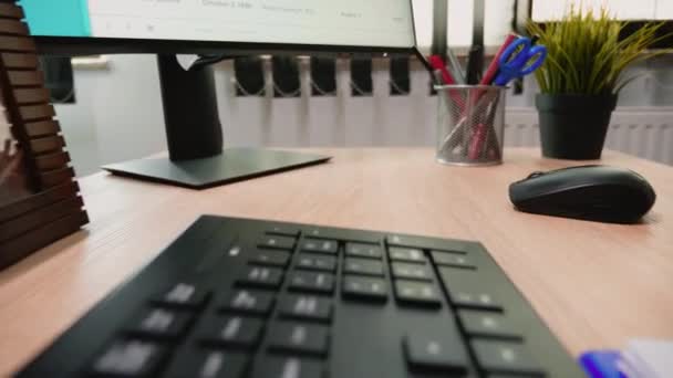 Person tippt auf Computertastatur — Stockvideo