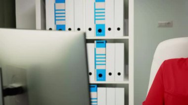 Çalışırken telefonla konuşan kadın.