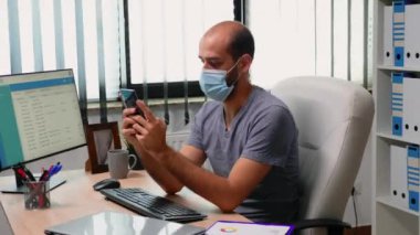 Akıllı telefondan mesaj atmak maske takmak