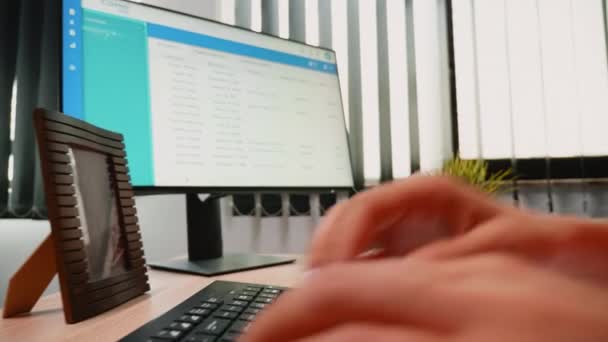 Vrouw vingers werken op een computer toetsenbord — Stockvideo
