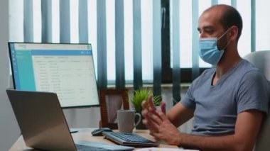 Video toplantısında maskeli adam