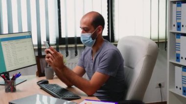 Maske takarak telefonda yazmak.