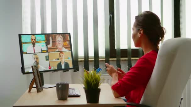 Wanita berbicara dengan rekan-rekan di webcam — Stok Video
