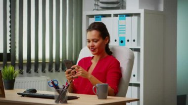 Telefonla konuşan kadın.