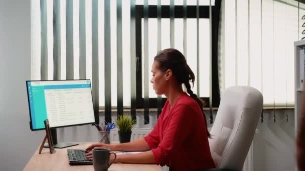 Mitarbeiter im modernen Büro — Stockvideo