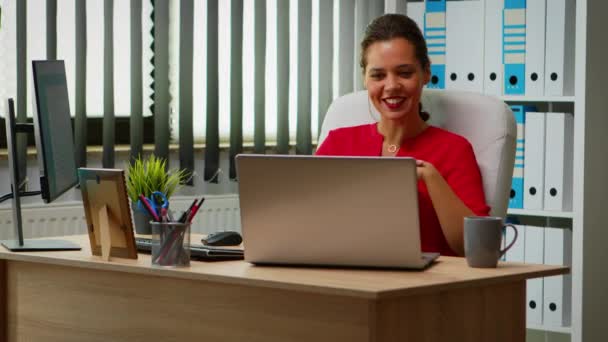 Mujer de negocios que tiene reunión en línea — Vídeo de stock