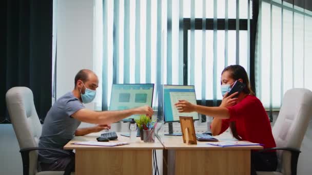 Empleado discutiendo por teléfono con el líder — Vídeo de stock