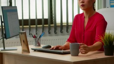 Freelancer ofiste kahve içiyor.
