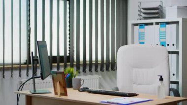 Maske temizleyen elleri olan işçi.