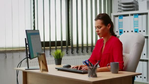 Mujer trabajando en la computadora — Vídeo de stock