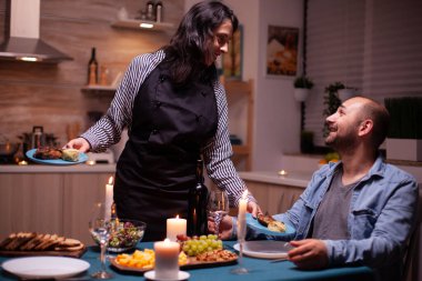 İlişkimizi kutlayan çift