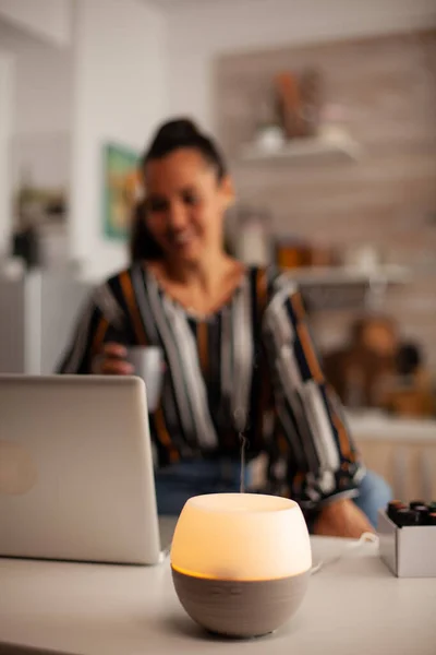 Frau genießt Aromatherapie — Stockfoto