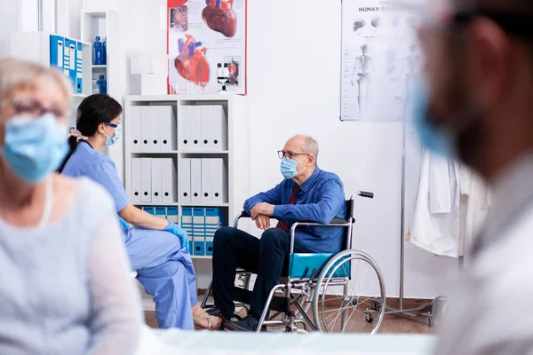 Behinderter alter Mann sitzt im Rollstuhl — Stockfoto