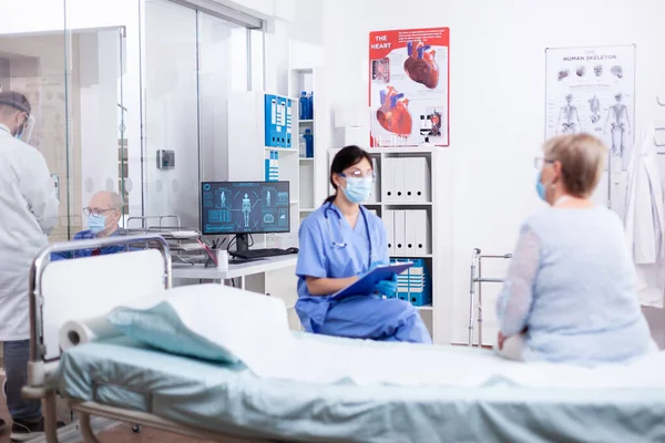 Wearing protective mask during covid outbreak — Stock Photo, Image