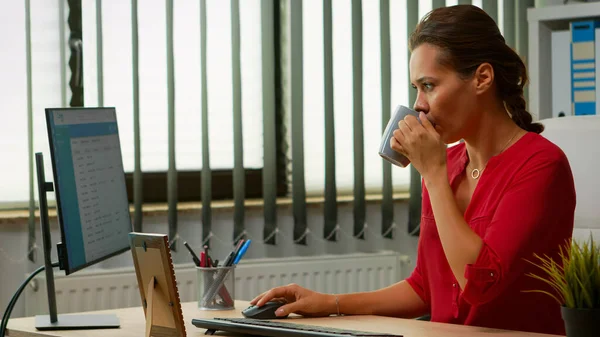 Freelancer bebendo café no escritório — Fotografia de Stock