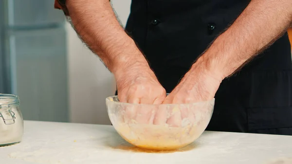 Chef amasando masa en un tazón —  Fotos de Stock