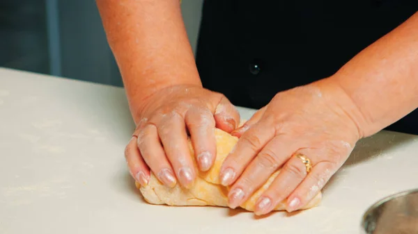 Kobieta ręce biorąc duży kawałek ciasta — Zdjęcie stockowe