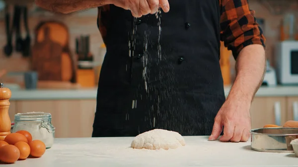 Człowiek przesiewanie mąki na ciasto — Zdjęcie stockowe