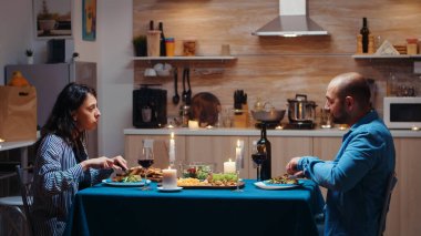 Sevgililer birlikte yemek yer.