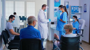 Doktor hasta teşhisini açıklıyor.