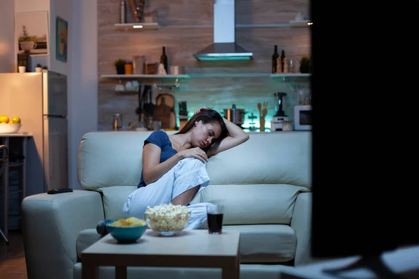 Dona de casa adormecer na sala de estar — Fotografia de Stock