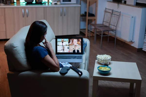 Mujer hablando con colegas en webcam — Foto de Stock