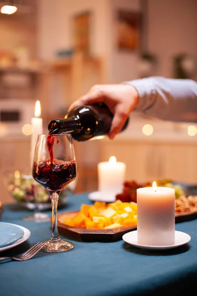 Primer plano verter vino en vaso —  Fotos de Stock