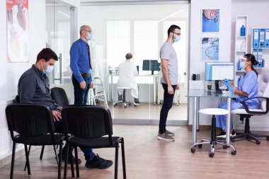 Yüz maskesi takan kıdemli adam.