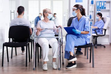 Tıbbi personel tedaviyi tartışıyor